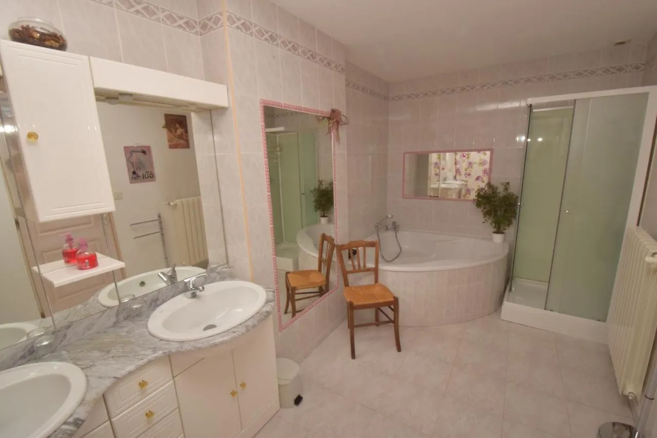 Autrefois La Modiste Bed & Breakfast Saint-Clar