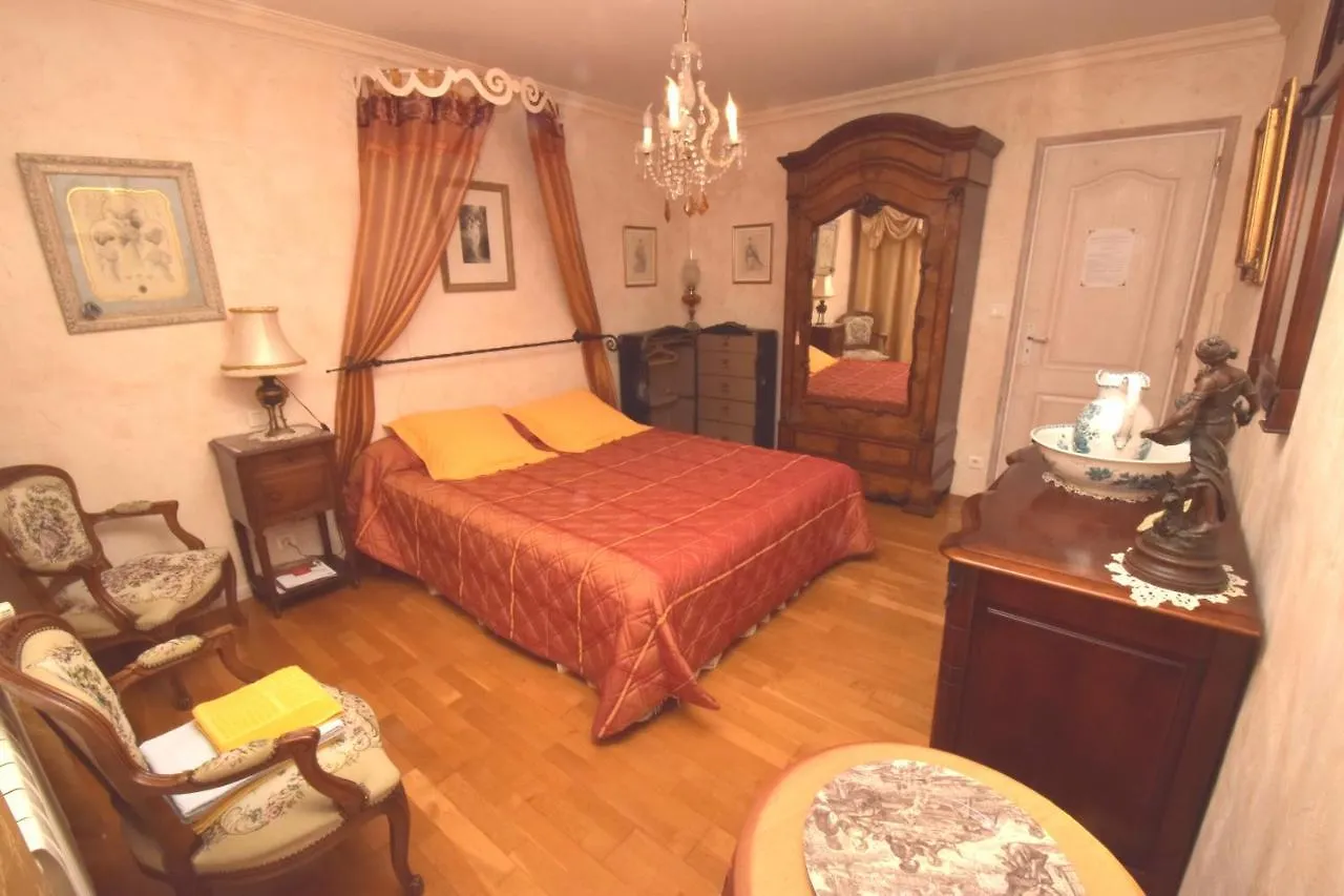 Autrefois La Modiste Bed & Breakfast Saint-Clar